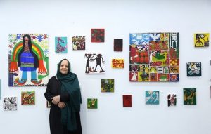 آرزوی زنِ نقاشِ ۷۱ ساله / برپایی نمایشگاه نقاشی در استادیوم آزادی