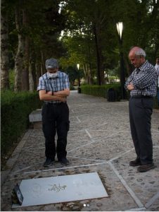 شفیعی کدکنی در کنار مزار استاد آواز ایران